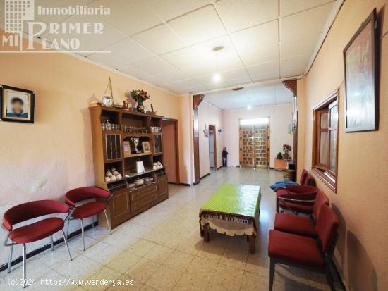 Se vende casa de planta baja para reformar con 401 m2 y acceso a dos calles por 124.000 € - CIUDAD