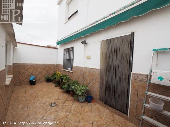 *Vivienda en venta junto a Juan Carlos I, con amplio garaje, patio y totalmente amueblada* - CIUDAD 