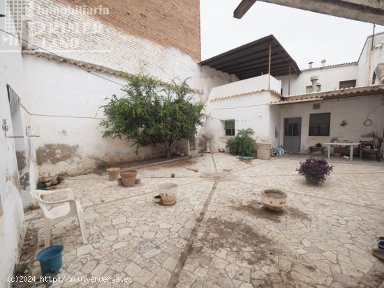 Vivienda de 2 plantas con 378 m2 de terreno y 15 metros de fachada, junto a Plaza del Arcipreste. - 