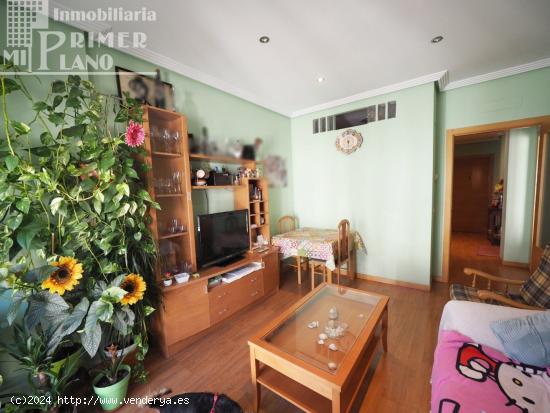 Piso de 2 dorm céntrico y amueblado, con plaza de garaje, trastero y piscina por solo 79.000 €. -