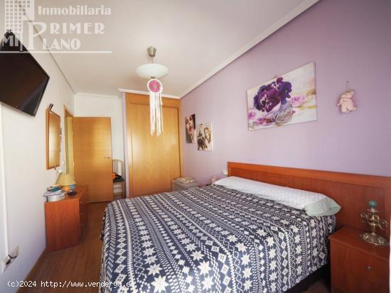 Piso de 2 dorm céntrico y amueblado, con plaza de garaje, trastero y piscina por solo 79.000 €. -