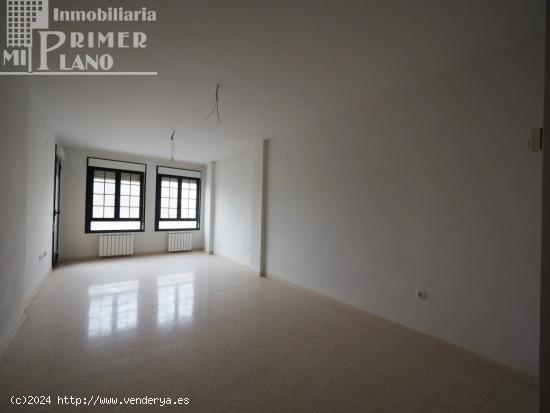 Piso en Jardines de la Estacion, nuevo a estrenar, de 4 dorm, 2 baños, garaje, trastero y piscina -