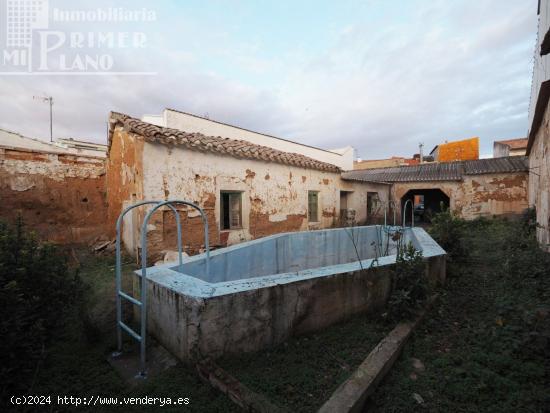 Solar con piscina junto a c/Cervantes y c/O´donnell de Tomelloso de 239 m2 y 10,50 m de fachada - C