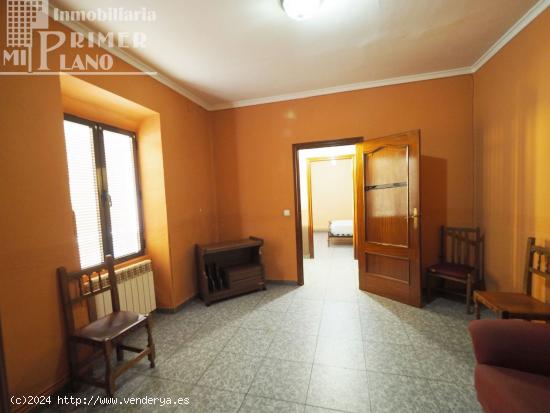  *Casa de planta baja junto a c/Oriente, de 226 m2 de superficie, 3 dormitorios, garaje y patio* - CI 