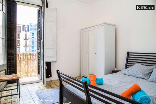 Cómoda habitación con ventana con vista a la calle en piso compartido, Eixample - BARCELONA