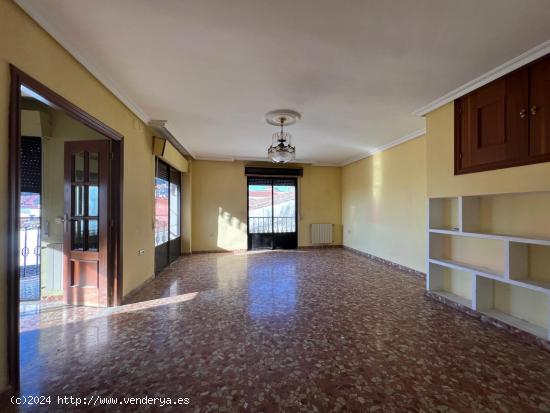 CASABANCO  PISO DE TRES DORMITORIOS  EN MONTANCHEZ - CACERES