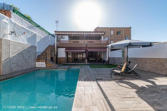 LUJOSA CASA CON PISCINA EN VILLANUEVA MESIA - GRANADA