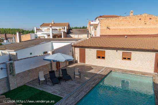 LUJOSA CASA CON PISCINA EN VILLANUEVA MESIA - GRANADA