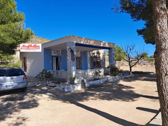 SE VENDE CASA CON TERRENO EN HONDON DE LAS NIEVES - ALICANTE