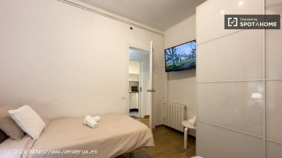 Se alquila habitación en piso de 4 habitaciones en Navas - BARCELONA