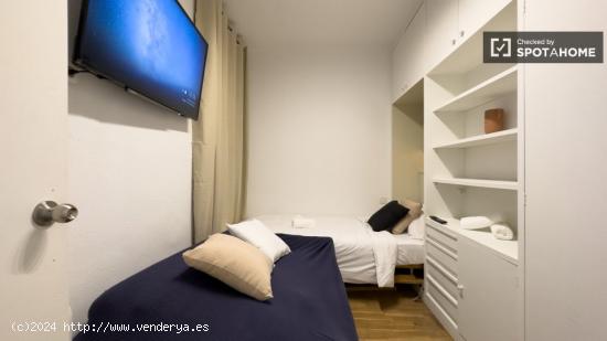 Se alquila habitación en piso de 4 habitaciones en Navas - BARCELONA