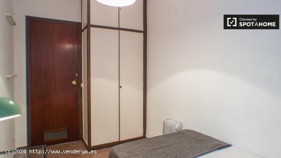 Habitación amueblada en apartamento de 5 dormitorios en Gràcia - BARCELONA