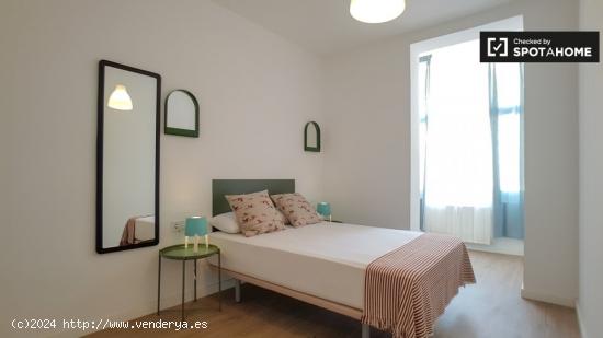 Habitación amplia y luminosa para alquilar en un apartamento de 7 dormitorios en el Eixample - BARC