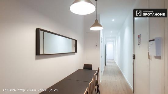 Habitación amplia y luminosa para alquilar en un apartamento de 7 dormitorios en el Eixample - BARC