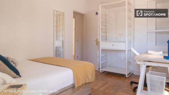 Se alquilan habitaciones en apartamento de 7 dormitorios en Salamanca - MADRID