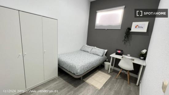 Se alquilan habitaciones en apartamento de 6 dormitorios en Malasaña - MADRID