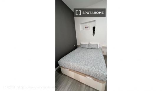 Se alquilan habitaciones en apartamento de 6 dormitorios en Malasaña - MADRID