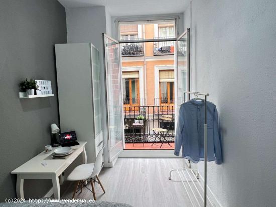  Se alquilan habitaciones en apartamento de 6 dormitorios en Malasaña - MADRID 