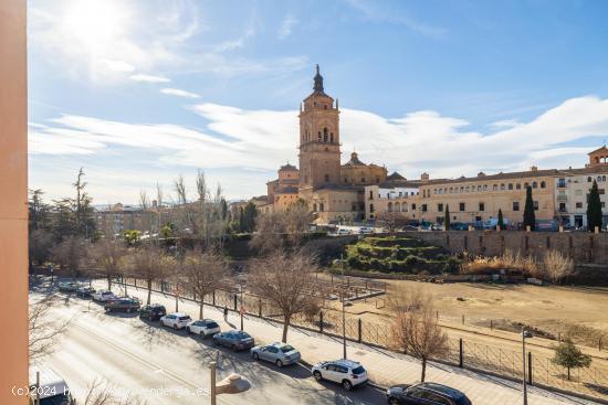 Magnifico piso todo exterior en la mejor zona de Guadix - GRANADA