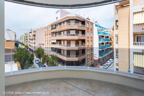 APARTAMENTO DE 2 DORMITORIOS A 200 METROS DEL MAR, CON PICINA COMUNITARIA - ZONA TORREVIEJA - - ALIC