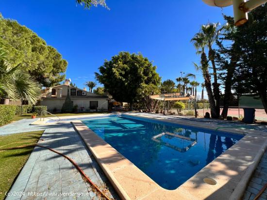 MAITINO AMPLIO CHALET CON PISCINA, PISTA DE TENIS CON VESTUARIOS Y BARBACOA - ALICANTE