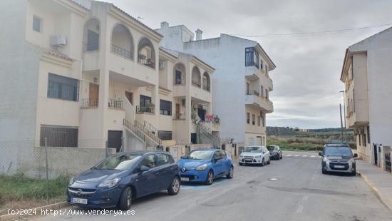 SAN MIGUEL DE SALINAS. TRIPLEX CON SOTANO HECHO VIVIENDA Y PISCINA COMUNITARIA - ALICANTE