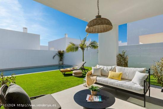 VILLA DE OBRA NUEVA, CON 3 HABITACIONES Y PISCINA, A 300m DE LA PLAYA, EN MAR DE CRISTAL, MURCIA. - 