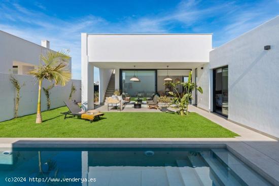 VILLA DE OBRA NUEVA, CON 3 HABITACIONES Y PISCINA, A 300m DE LA PLAYA, EN MAR DE CRISTAL, MURCIA. - 