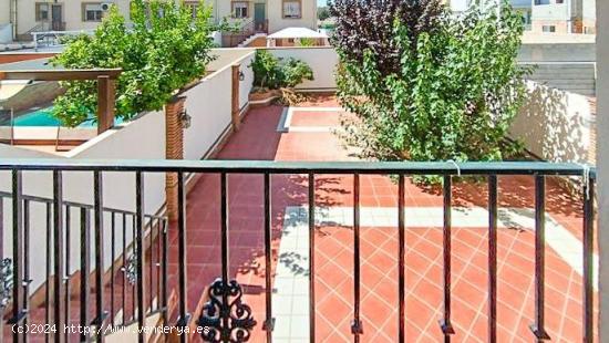 Bonita vivienda adosada de 4 plantas y amplio patio, situada en Cúllar Vega. - GRANADA