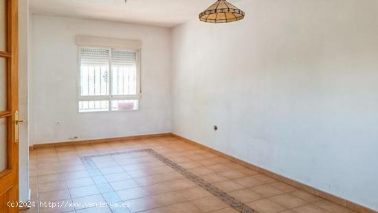 Bonita vivienda adosada de 4 plantas y amplio patio, situada en Cúllar Vega. - GRANADA