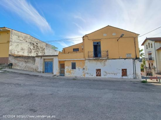 CASA EN VENTA QUE FORMA ESQUINA A DOS CALLES - VALENCIA