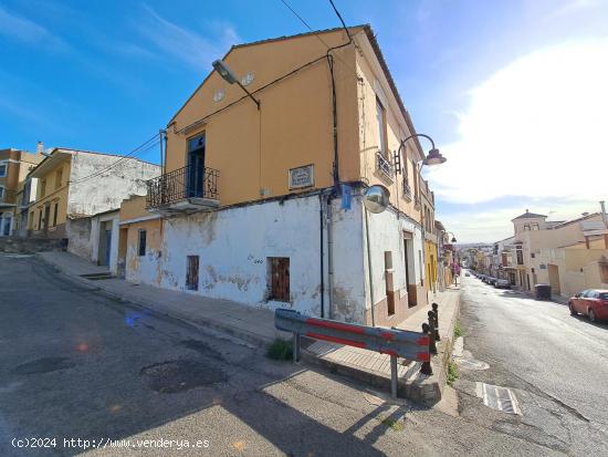 CASA EN VENTA QUE FORMA ESQUINA A DOS CALLES - VALENCIA