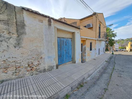 CASA EN VENTA QUE FORMA ESQUINA A DOS CALLES - VALENCIA