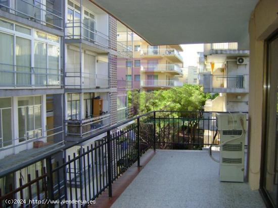  Piso de tres dormitorios con una gran terraza en la zona turistica de Salou - TARRAGONA 