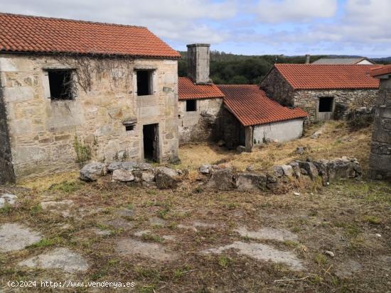 Conjunto de viviendas semirestauradas en Baio - A CORUÑA