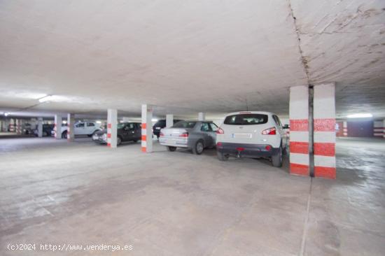 Plaza de garaje para coche grande en villarejo. - GRANADA