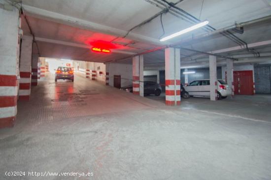 Plaza de garaje para coche grande en villarejo. - GRANADA