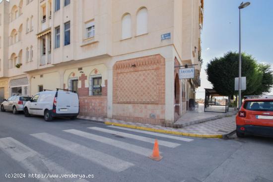 Restaurante totalmente instalado con licencia - GRANADA