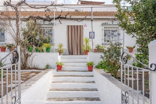 Casa con dos viviendas independientes con multitud de posibilidades. - GRANADA