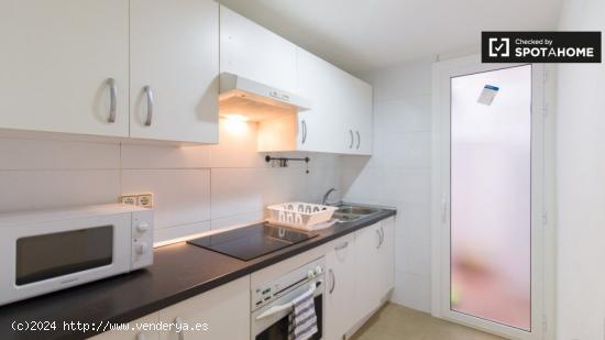 Se alquila habitación en apartamento de 3 dormitorios en Barcelona - BARCELONA