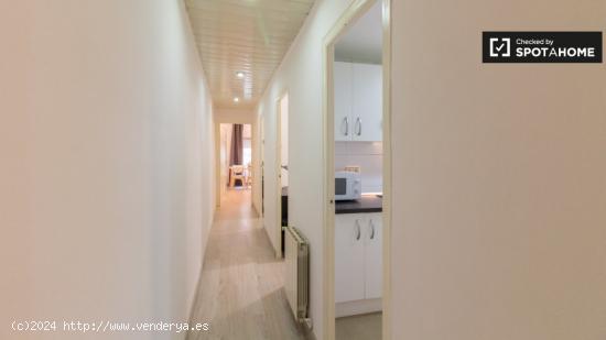 Se alquila habitación en apartamento de 3 dormitorios en Barcelona - BARCELONA