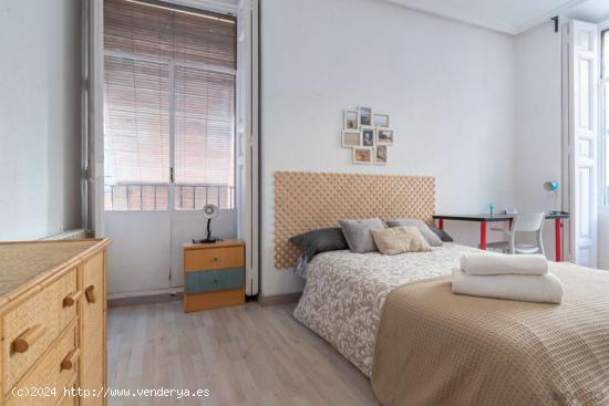 Acogedora habitación con calefacción en un apartamento de 5 dormitorios, Lavapiés - MADRID