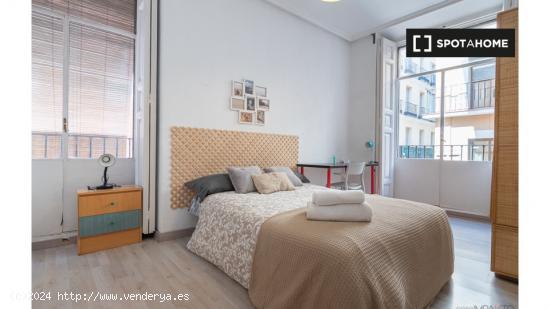 Acogedora habitación con calefacción en un apartamento de 5 dormitorios, Lavapiés - MADRID