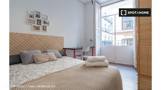 Acogedora habitación con calefacción en un apartamento de 5 dormitorios, Lavapiés - MADRID