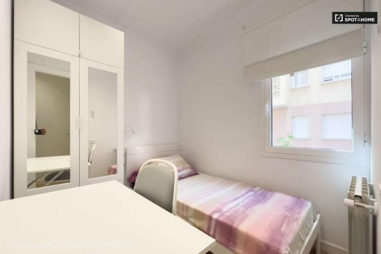  Habitaciones para mujeres en alquiler en piso de 5 habitaciones en La Sagrada Família - BARCELONA 