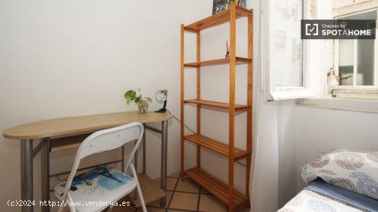 Habitación soleada con estantería en piso compartido, Ronda - GRANADA