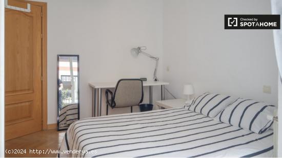 Alquiler de habitaciones en piso de 5 dormitorios en Tirso De Molina - MADRID