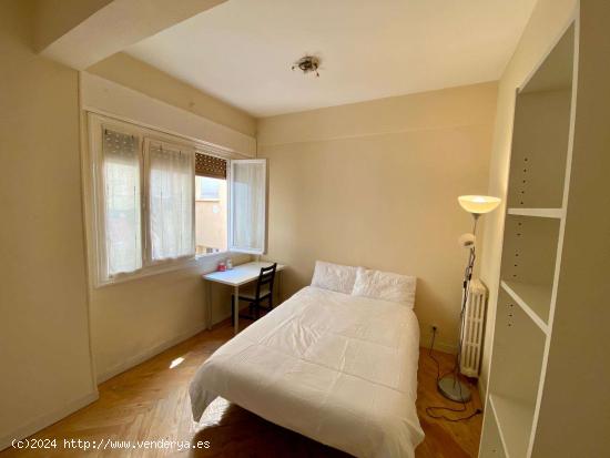  Se alquila habitación en piso de 5 dormitorios en Ríos Rosas, Madrid - MADRID 
