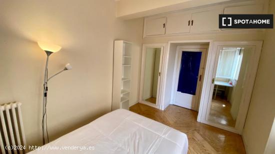 Se alquila habitación en piso de 5 dormitorios en Ríos Rosas, Madrid - MADRID