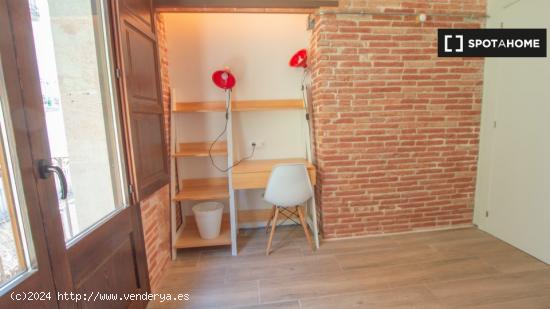 Se alquila habitación en piso de 4 dormitorios en Barcelona - BARCELONA